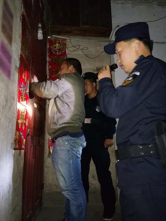 漯河粗心妈妈误将幼女锁家中 民警全城寻开锁师傅开门